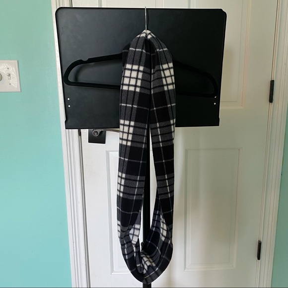 Black and White Quilted-Pattern Scarf - Picture 2 of 3